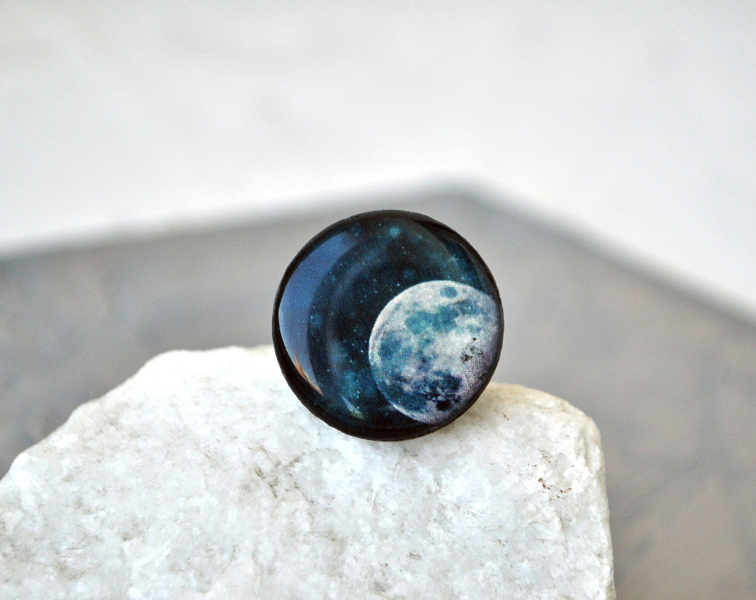 Луна выглядывает - деревянное круглое кольцо