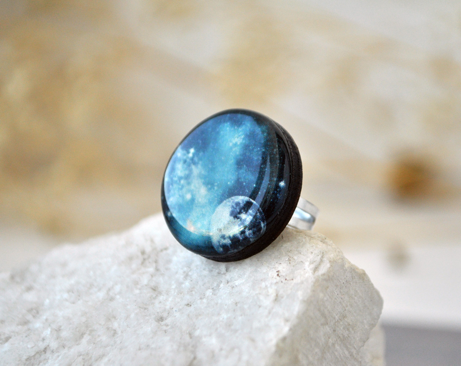 Луна и туманность - деревянное круглое кольцо