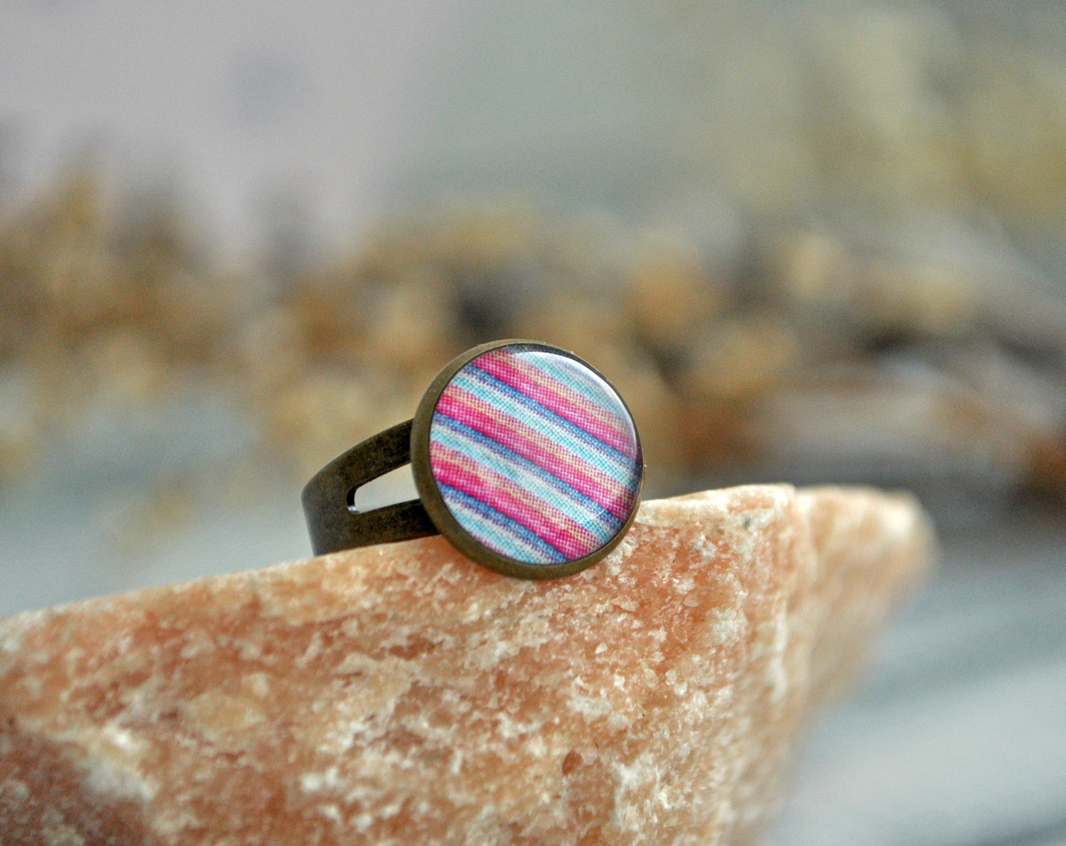 Полосатая пастель - круглое кольцо в металлической оправе