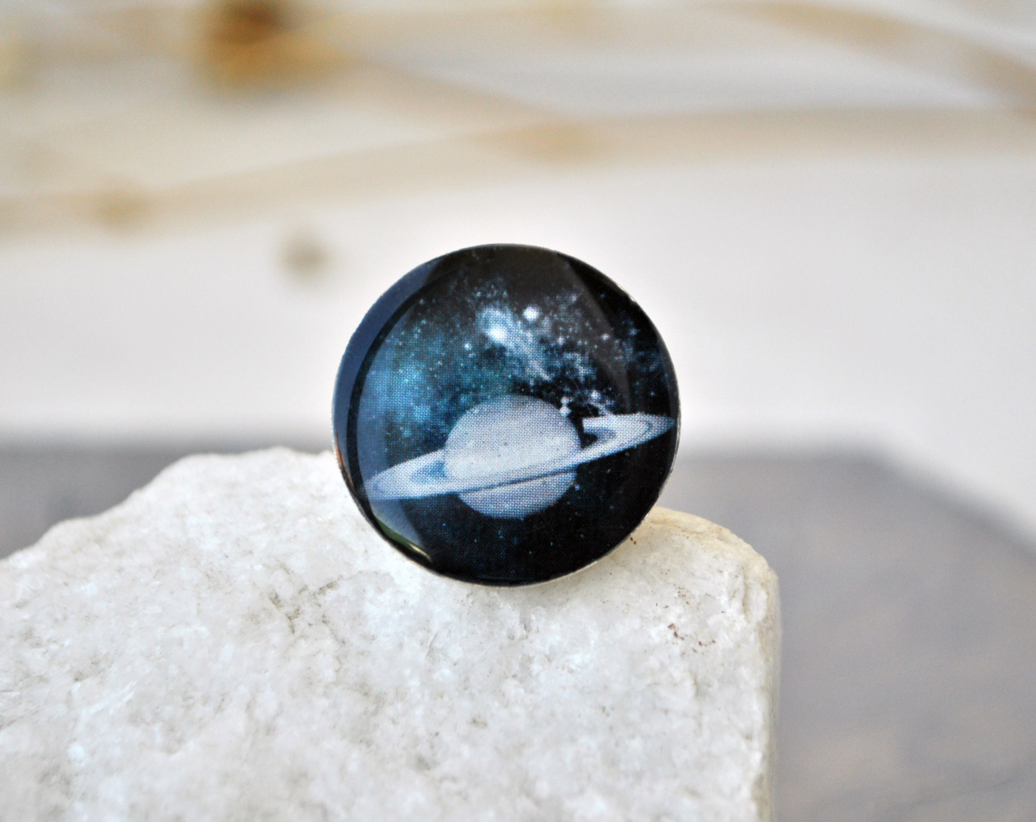 Сатурн - круглое кольцо в серебристой оправе