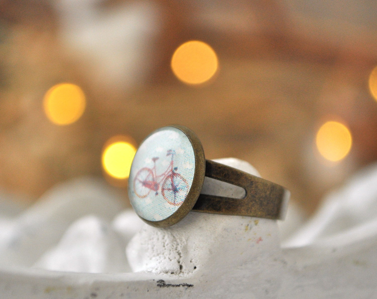 Велик в облаках - круглое кольцо в металлической оправе