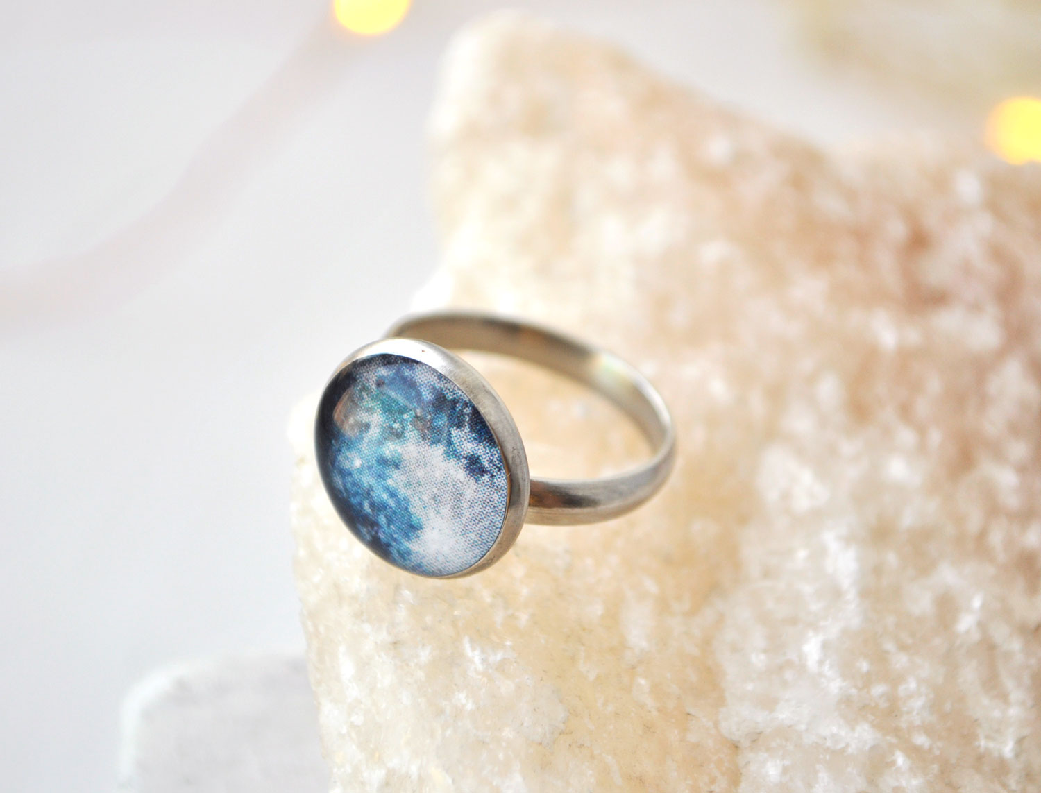 Полная Луна - круглое кольцо в серебристой оправе