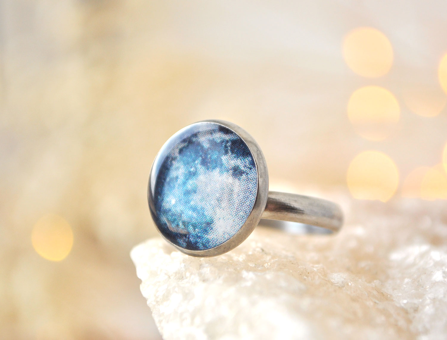 Полная Луна - круглое кольцо в серебристой оправе