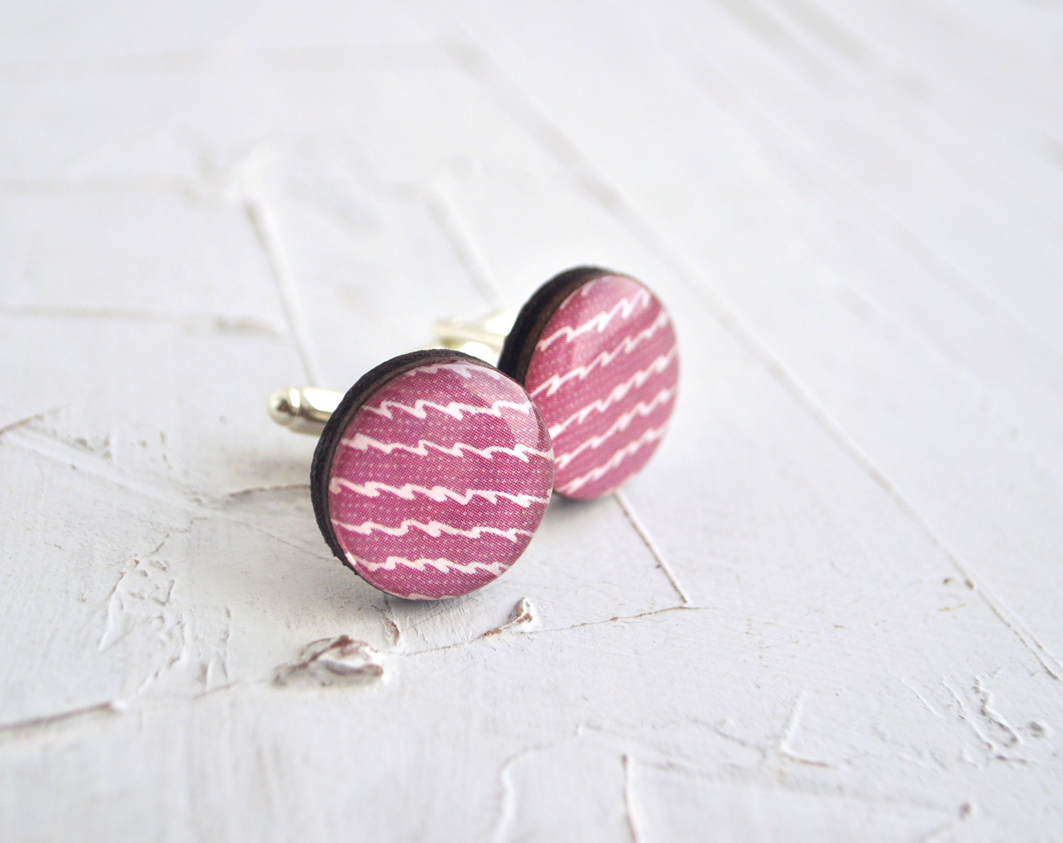 Линии на малиновом - деревянные запонки