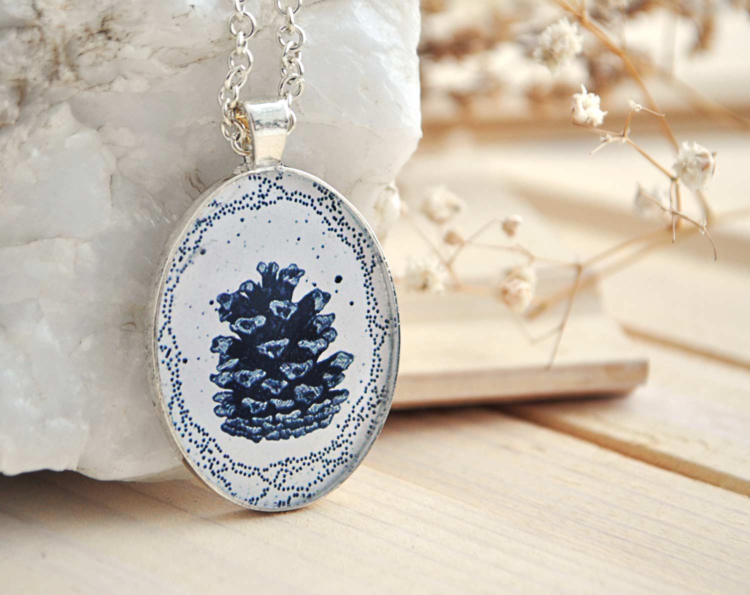 Зимняя шишка - большой винтажный кулон на длинной цепочке