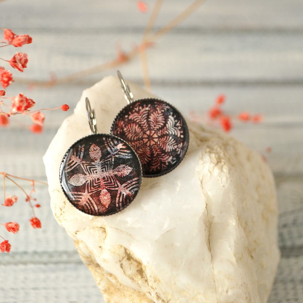 Асимметричный  орнамент - серьги в латунной оправе