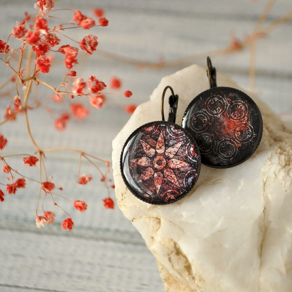 Асимметричный  орнамент - серьги в латунной оправе