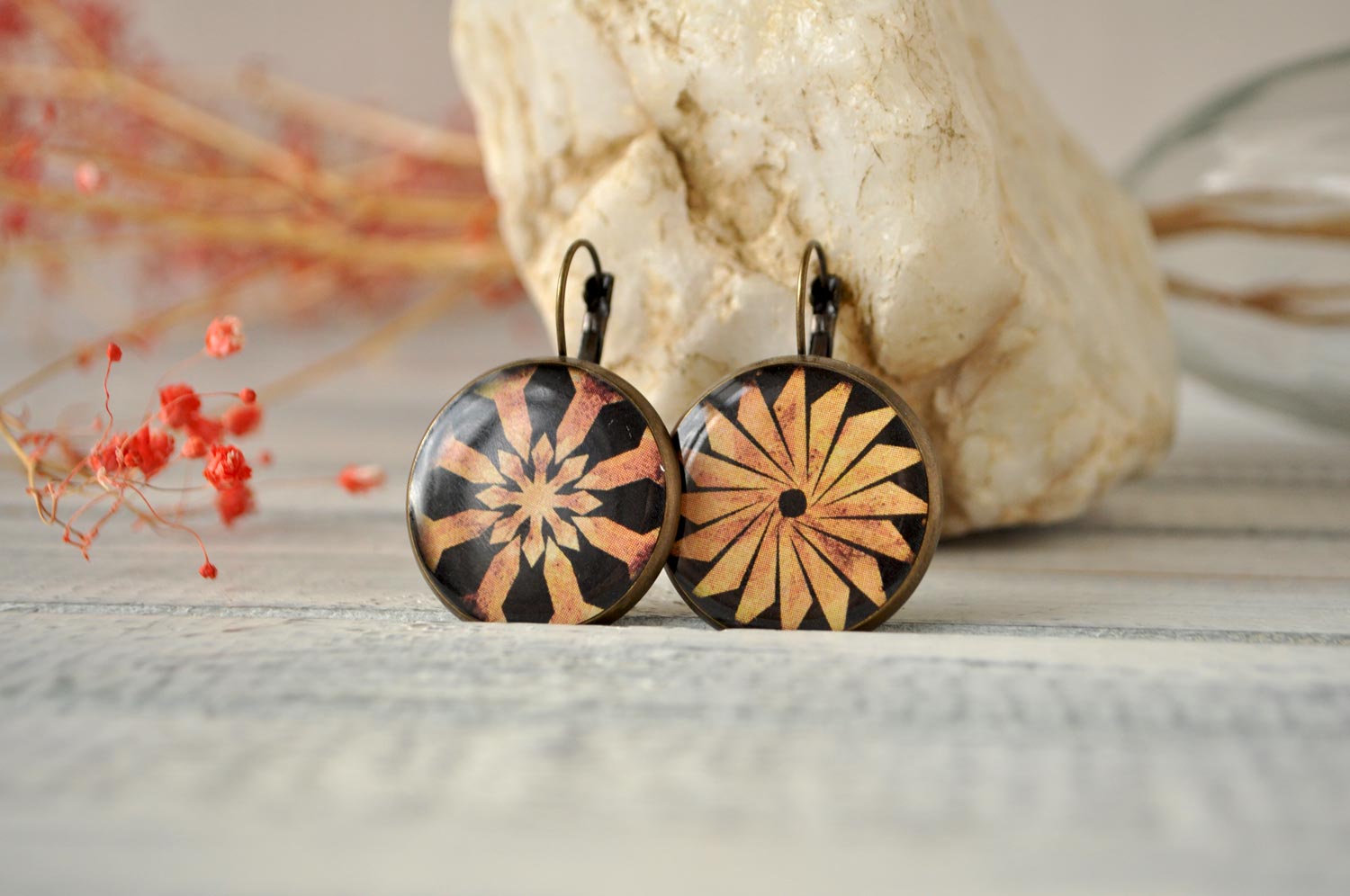 Желтая асимметрия - серьги в латунной оправе