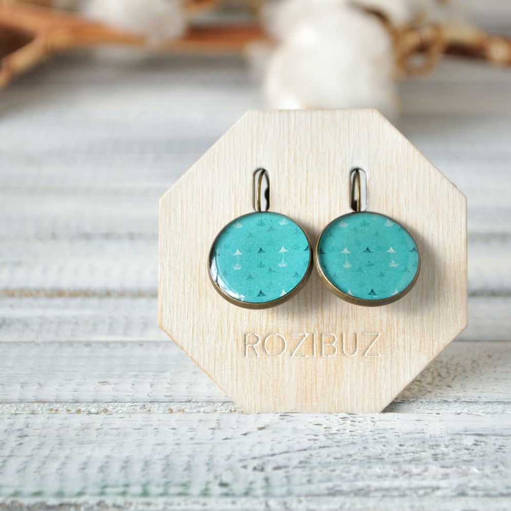 Стрелы на бирюзовом - серьги в латунной оправе