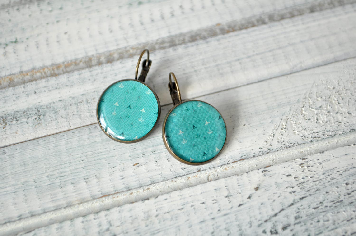 Стрелы на бирюзовом - серьги в латунной оправе