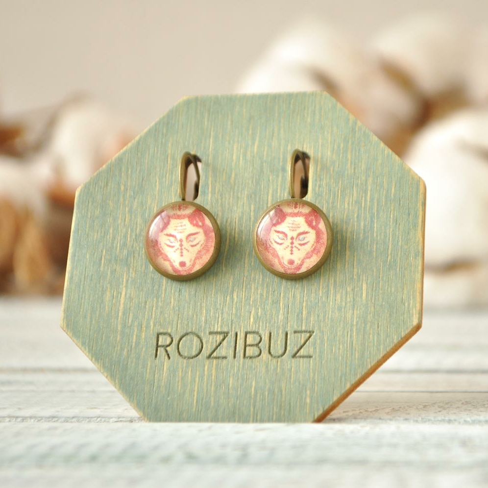 Волк шаман на желтом фоне - серьги в латунной оправе