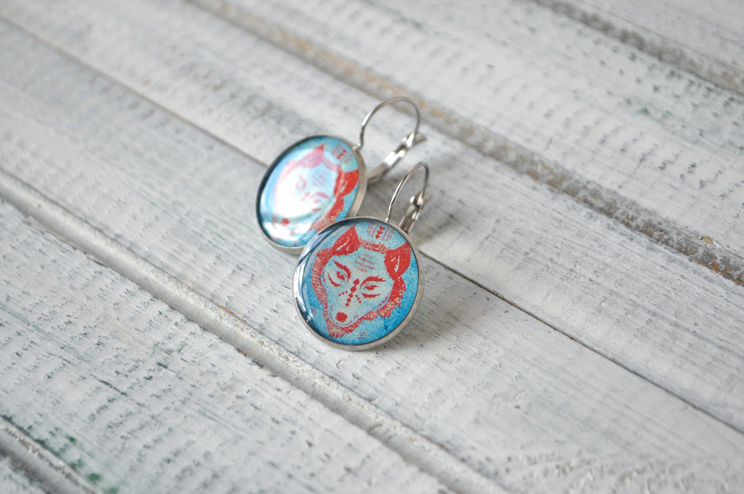 Волк шаман на голубом фоне - серьги в металлической оправе