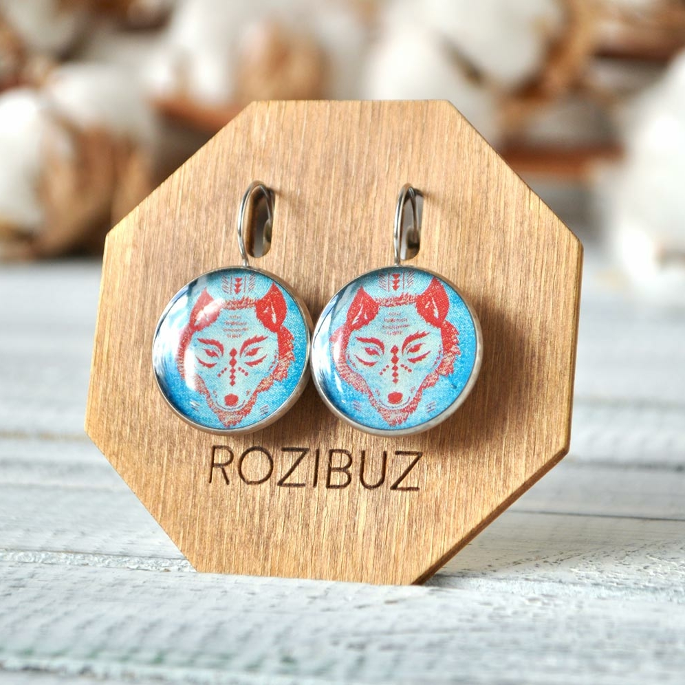 Волк шаман на голубом фоне - серьги в металлической оправе