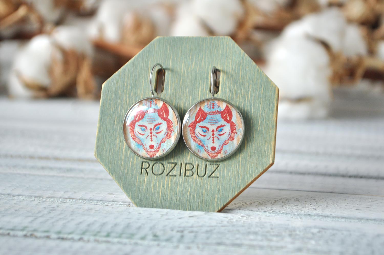 Волк на голубо оранжевом фоне - серьги в металлической оправе