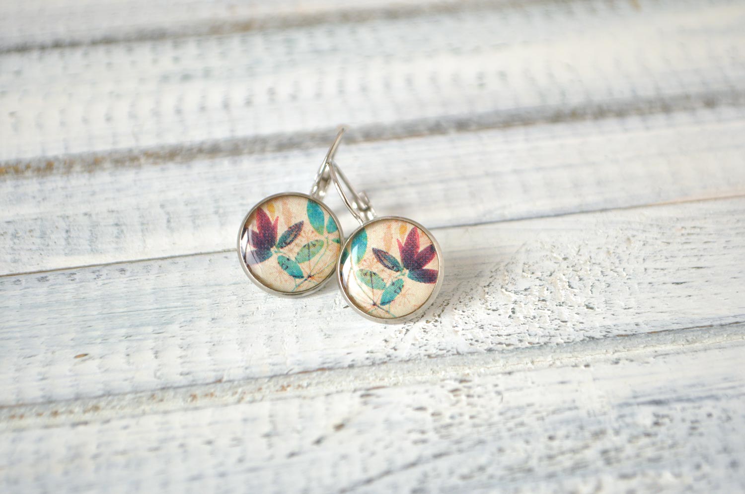 Цветные листочки - серьги в металлической оправе