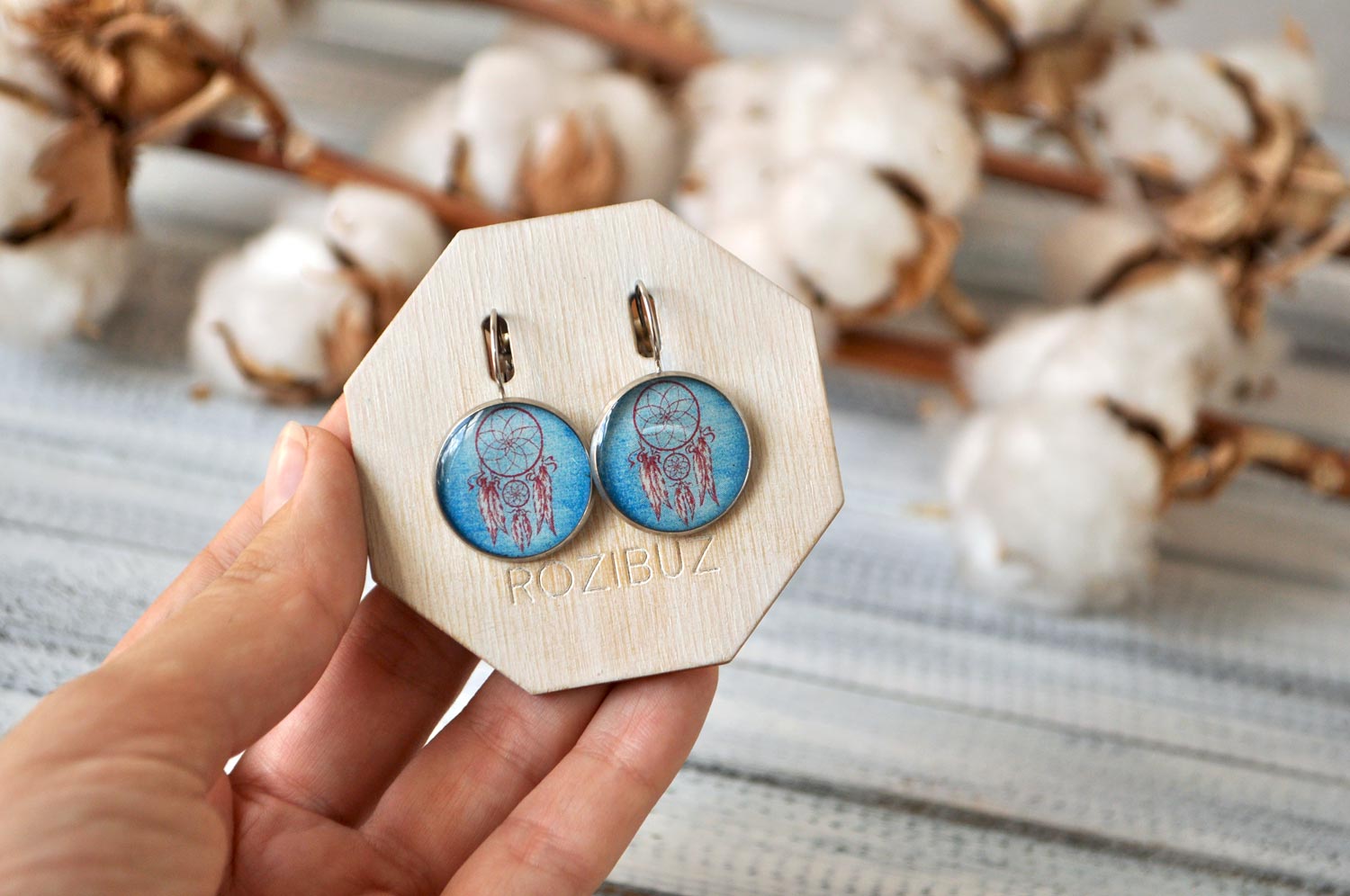 Ловец снов на голубом фоне - серьги в металлической оправе