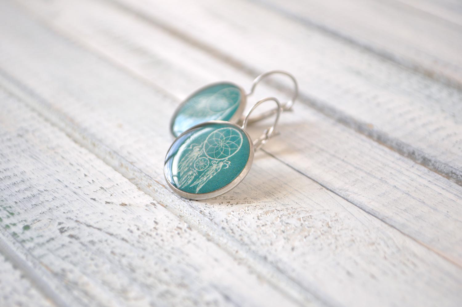 Ловец снов на бирюзовом фоне - серьги в металлической оправе