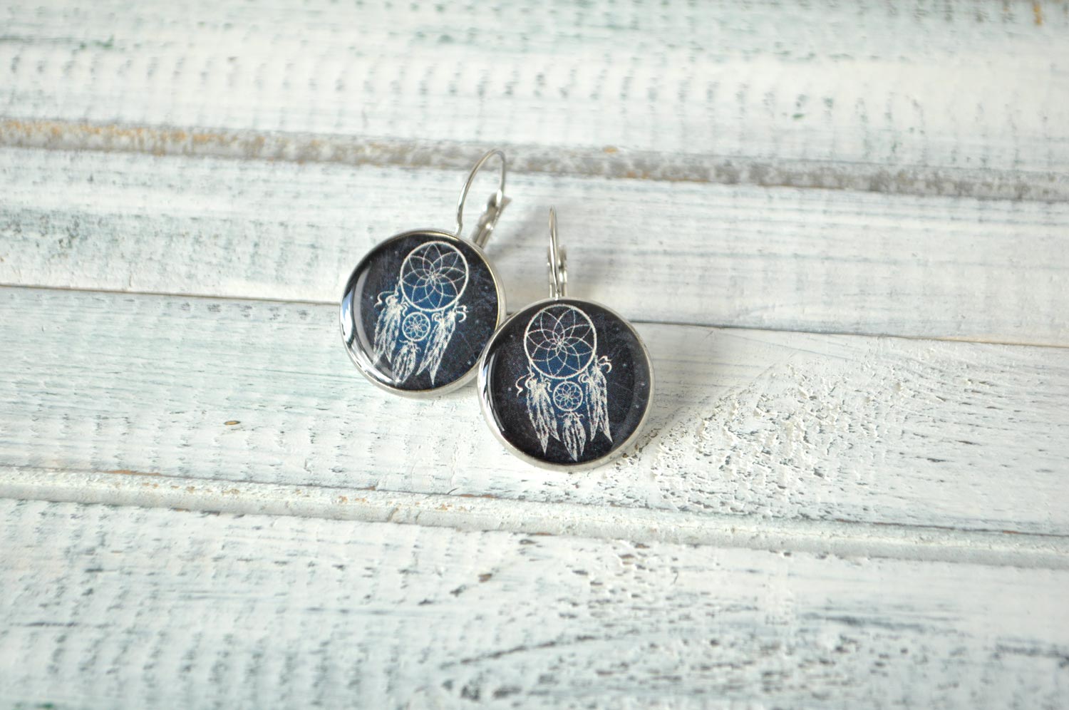 Ловец снов на темно-синем  фоне - серьги в металлической оправе