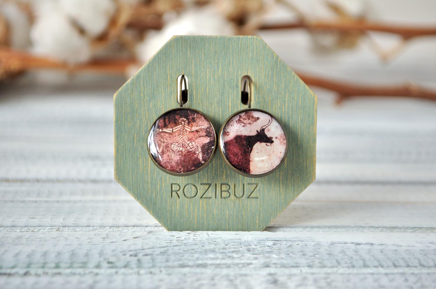 Наскальные рисунки - серьги в латунной оправе