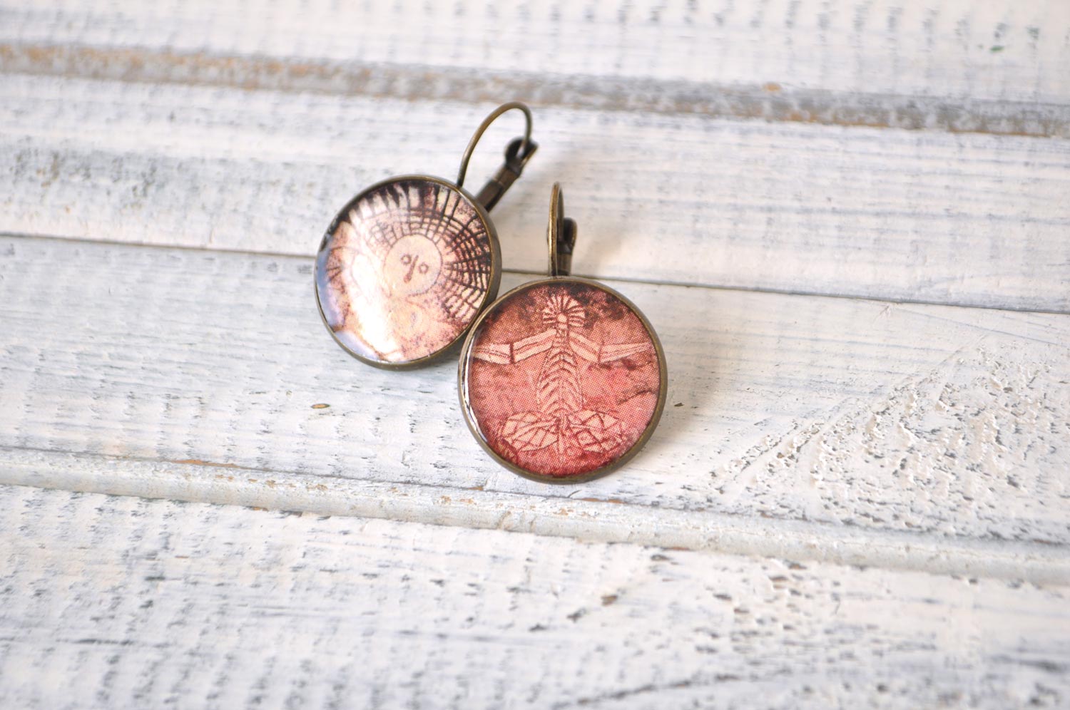 Наскальные рисунки людей - серьги в латунной оправе