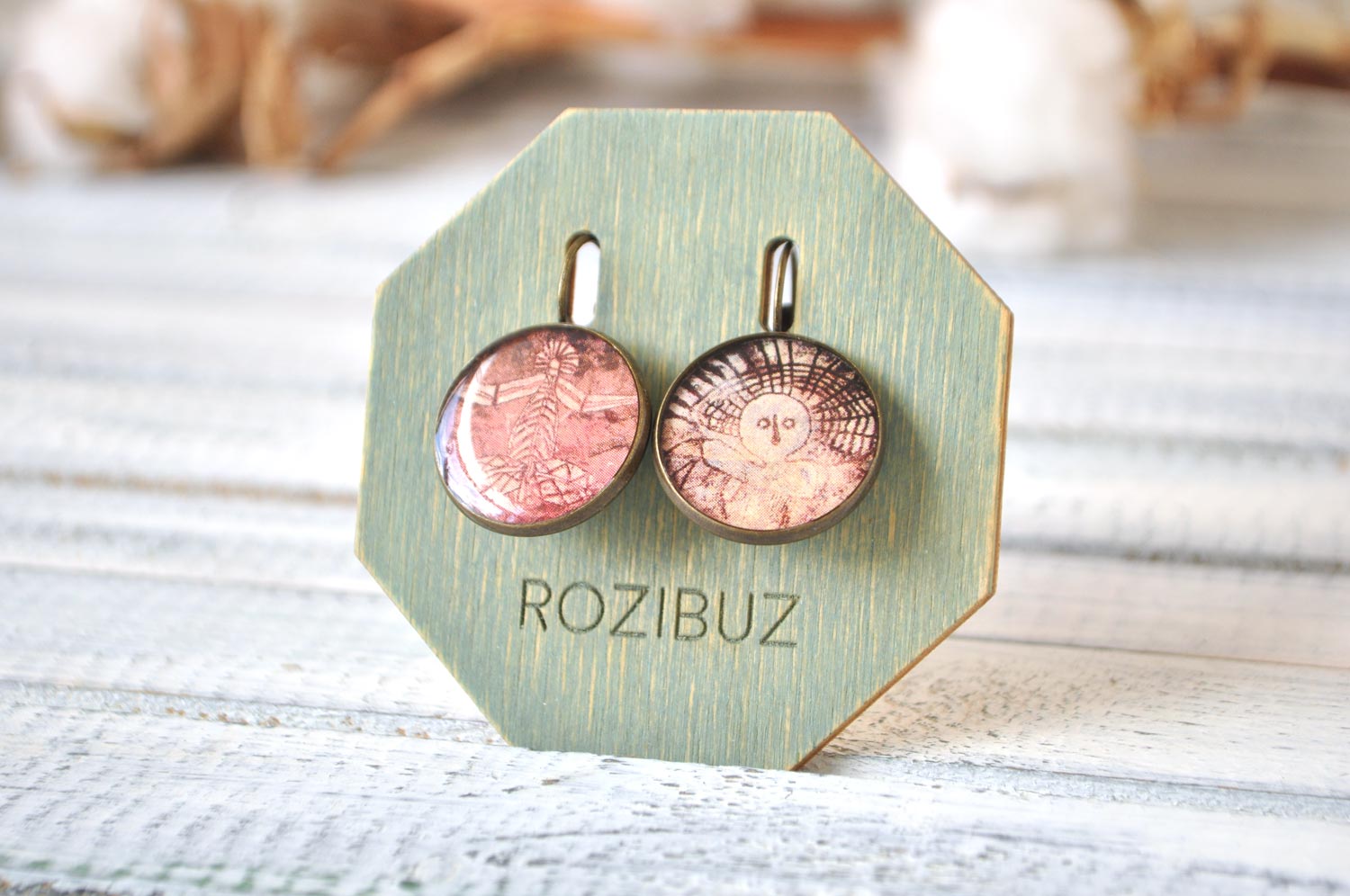 Наскальные рисунки людей - серьги в латунной оправе