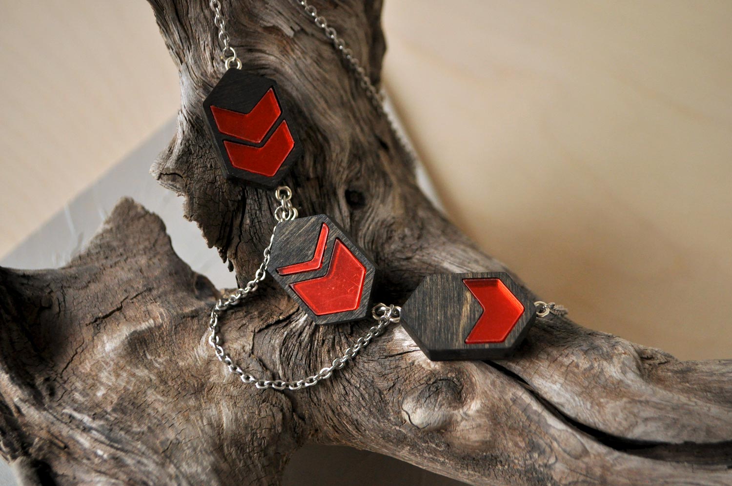 Красные стрелки с цепочкой - ожерелье