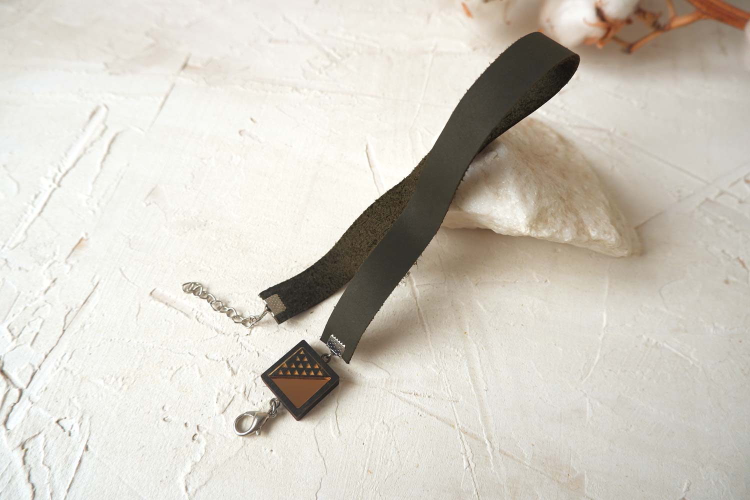 Квадрат с треугольниками - браслет в два оборота на среднем ремешке