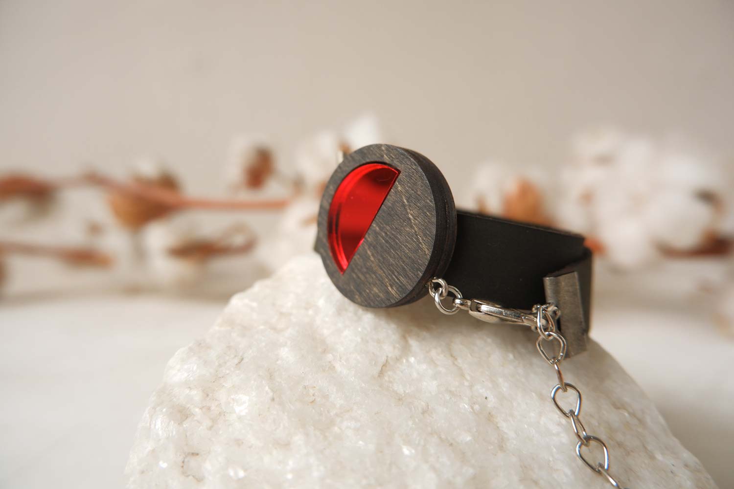 Круг - браслет в два оборота на среднем ремешке