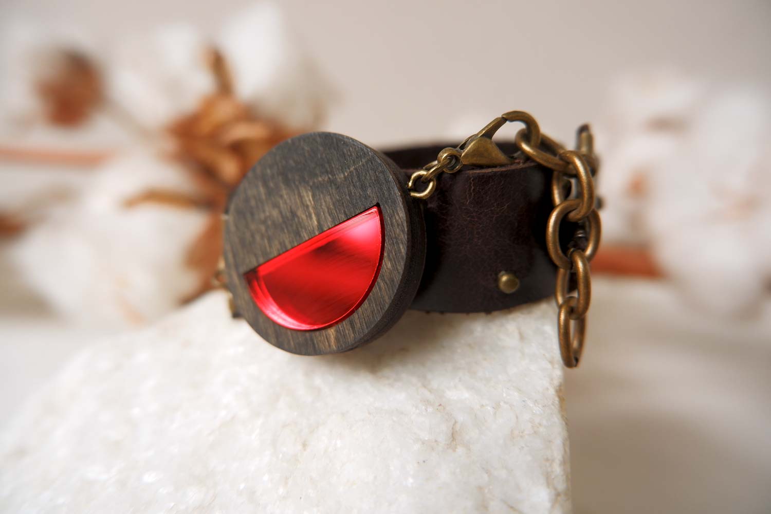 Круг - браслет в два оборота на толстом ремешке