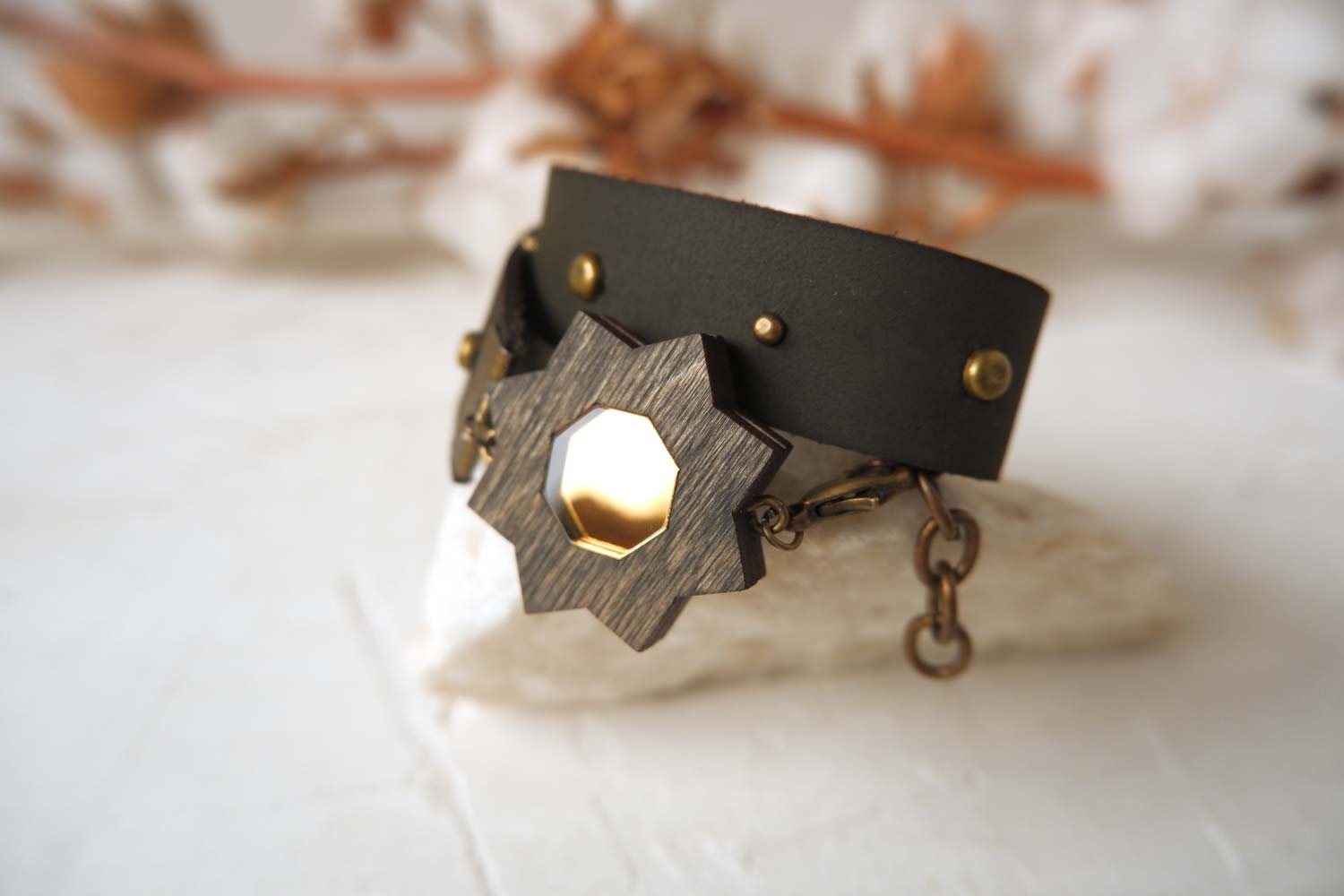 Цветок с желтым ядрышком  - браслет в два оборота  с декоративными элементами на толстом ремешке