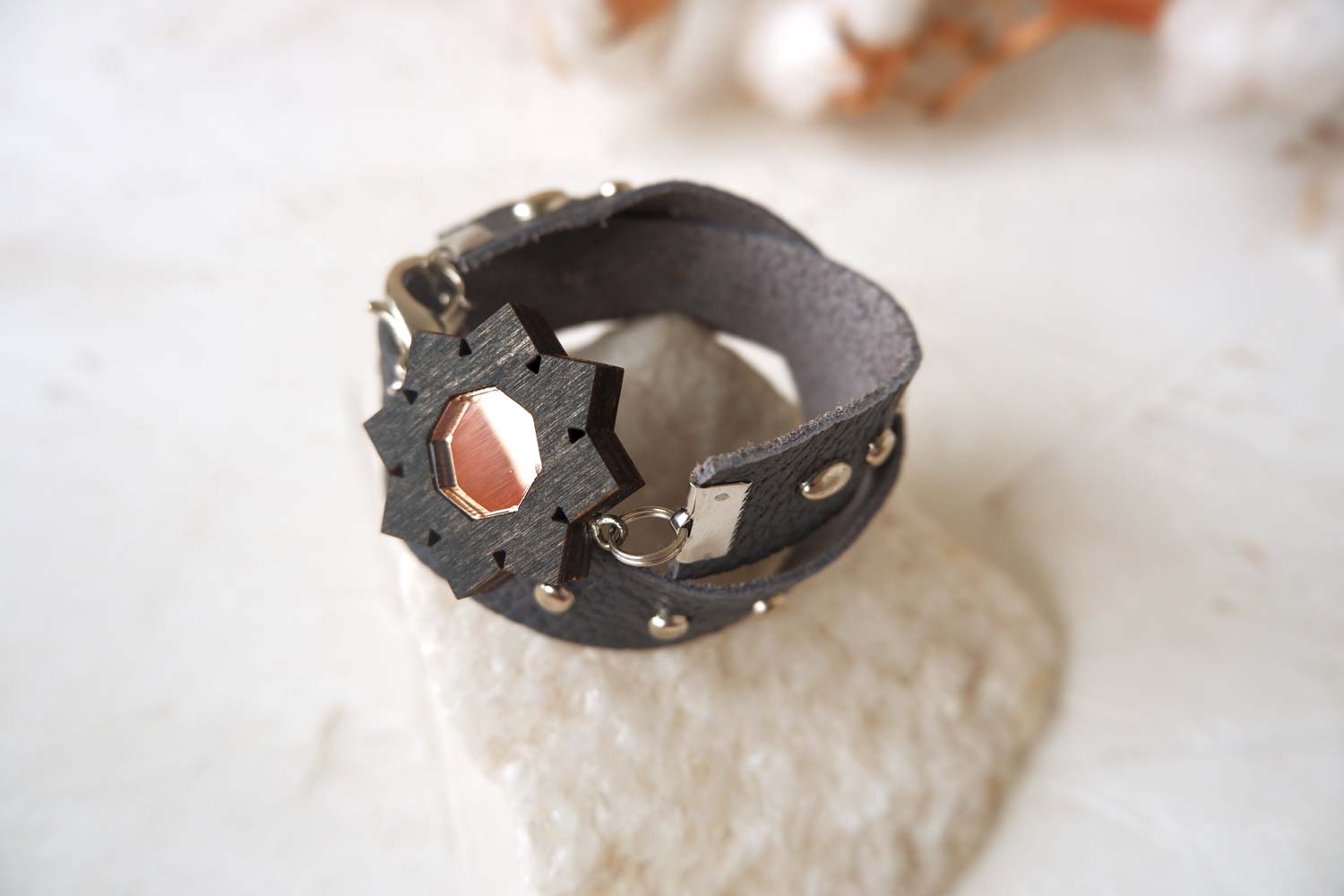 Цветок - браслет в два оборота на толстом ремешке