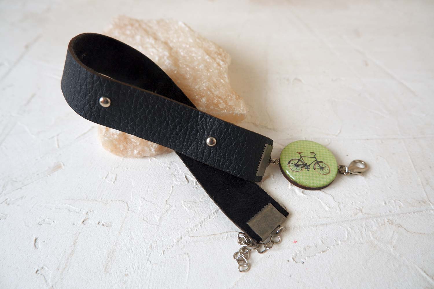 Велосипед на зеленом - браслет в два оборота на толстом ремешке