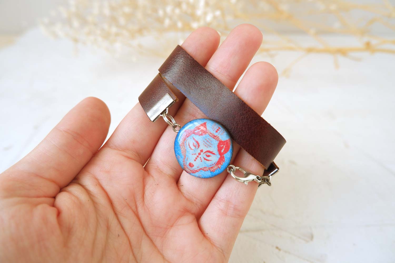 Волк шаман на синем  - браслет в два оборота на среднем ремешке