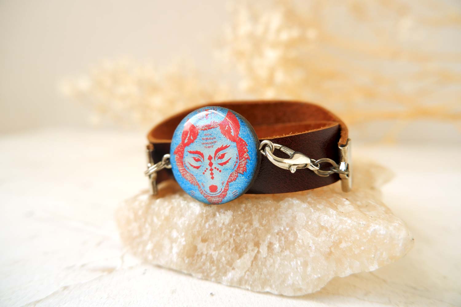 Волк шаман на синем  - браслет в два оборота на среднем ремешке