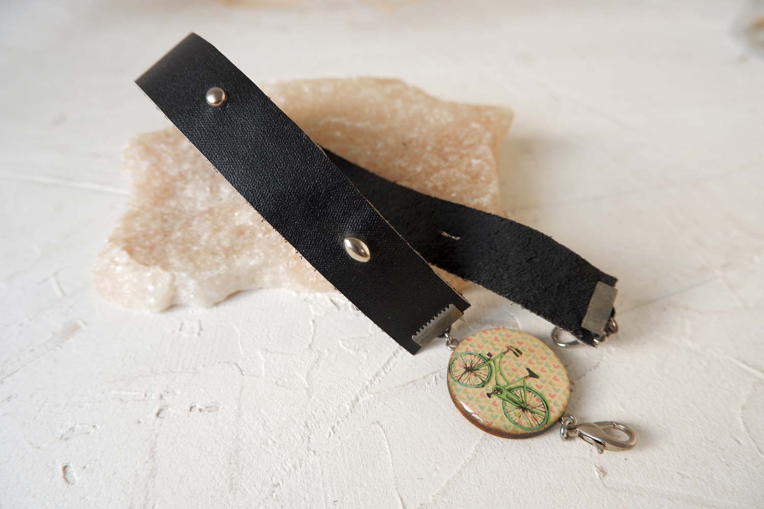 Зеленый велосипед - браслет в два оборота на толстом ремешке