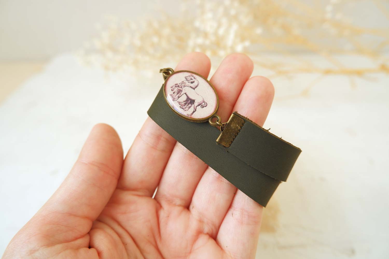 Кони в металлической оправе - браслет в два оборота на среднем ремешке