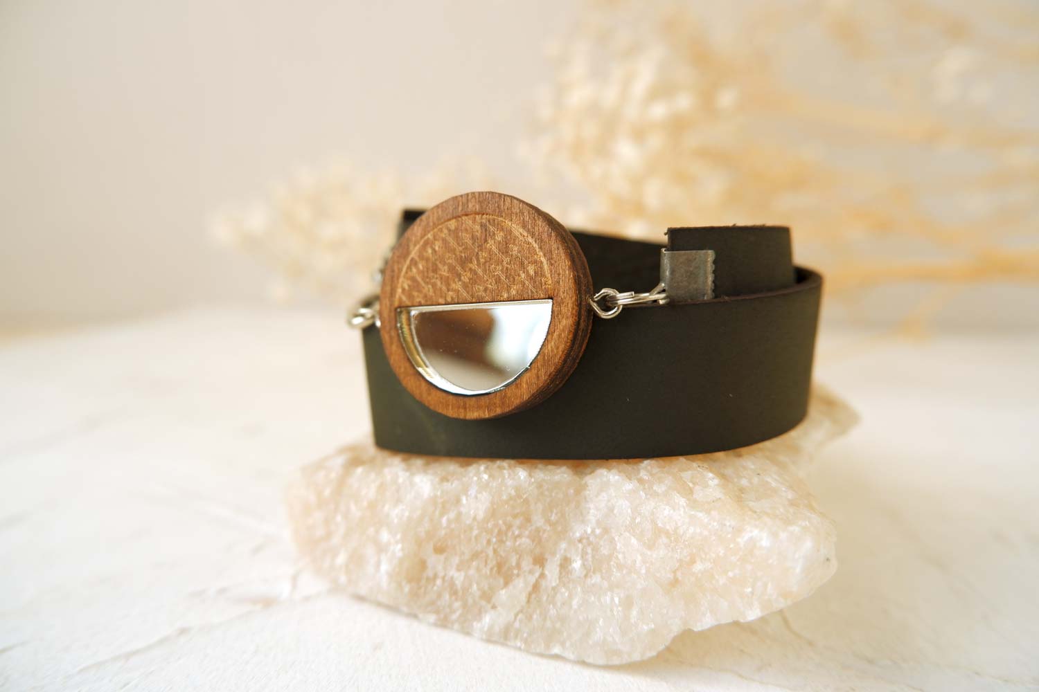 Круг с стрелками - браслет в два оборота на толстом ремешке