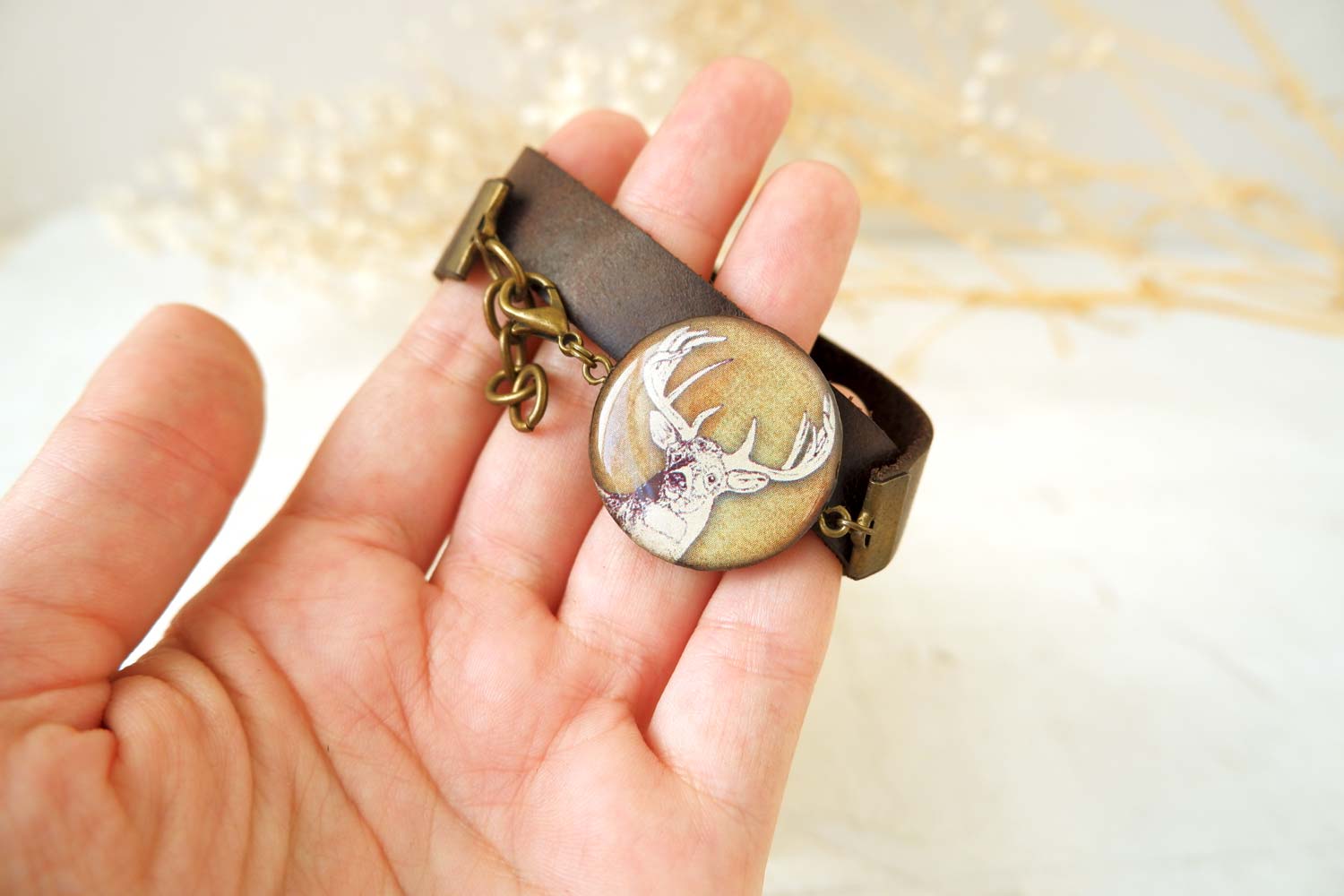Олень - браслет в два оборота на среднем ремешке