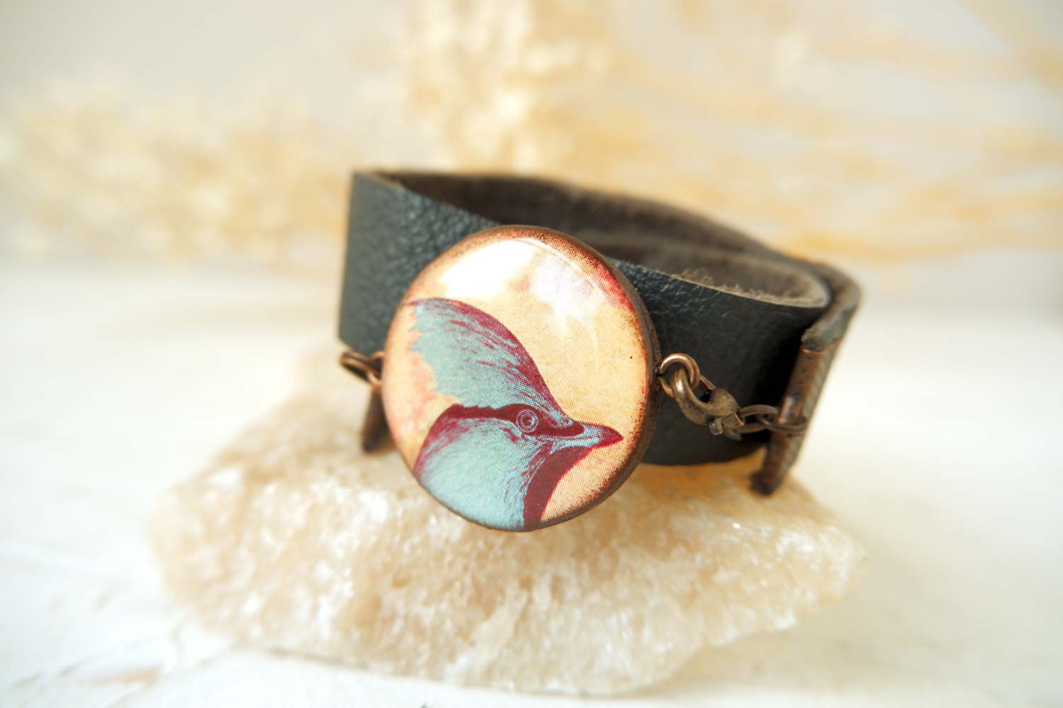 Птичка с хохолком - браслет в два оборота на толстом ремешке