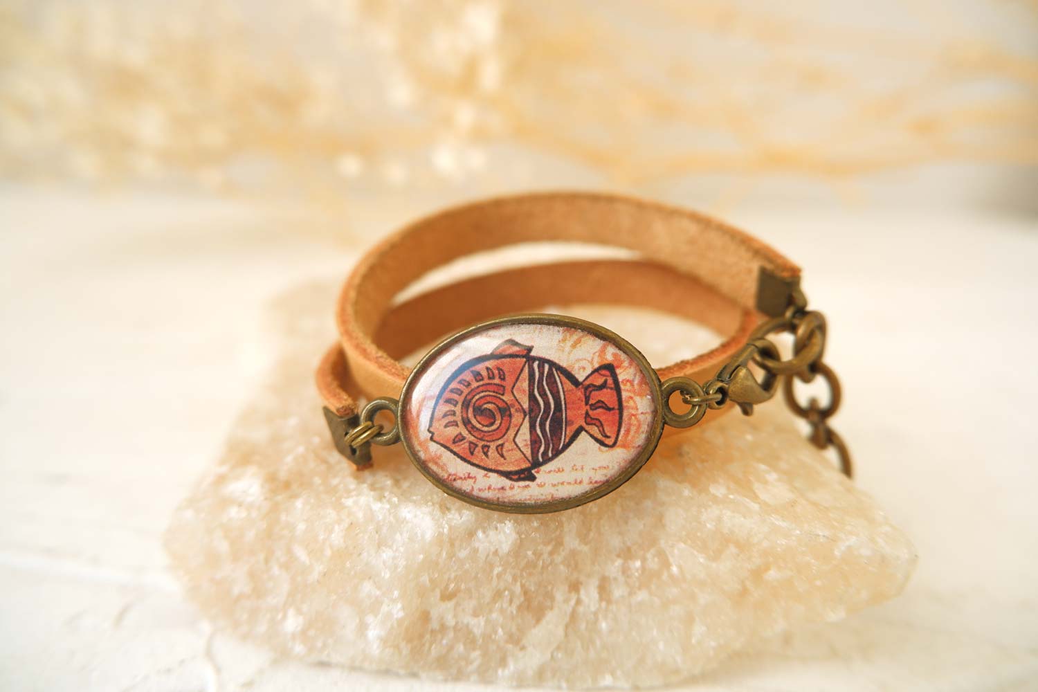 Рыбка - браслет в два оборота на тонком ремешке