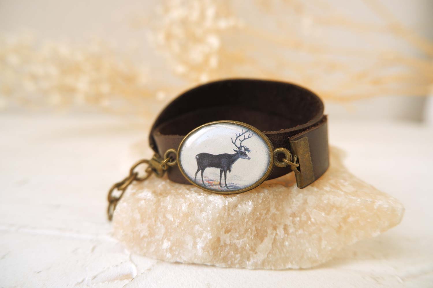Олень северный в металлической оправе - браслет в два оборота на среднем ремешке