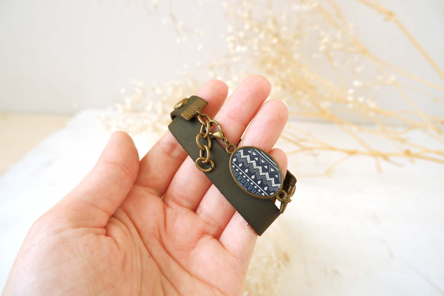 Узор - браслет в два оборота на среднем ремешке