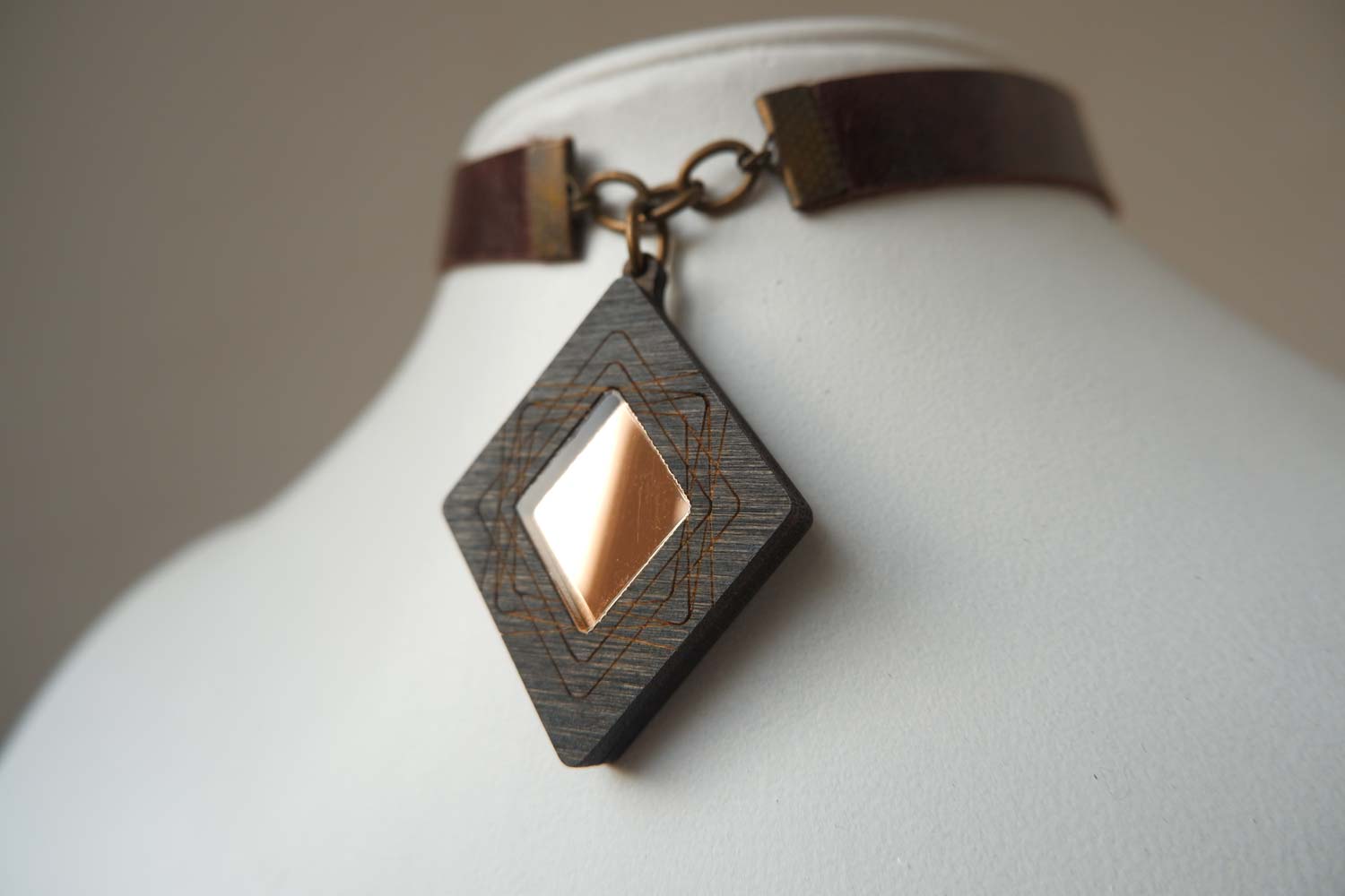 Большой ромб на цепочке - кожаный чекер
