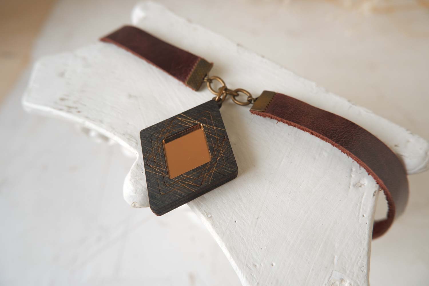 Большой ромб на цепочке - кожаный чекер