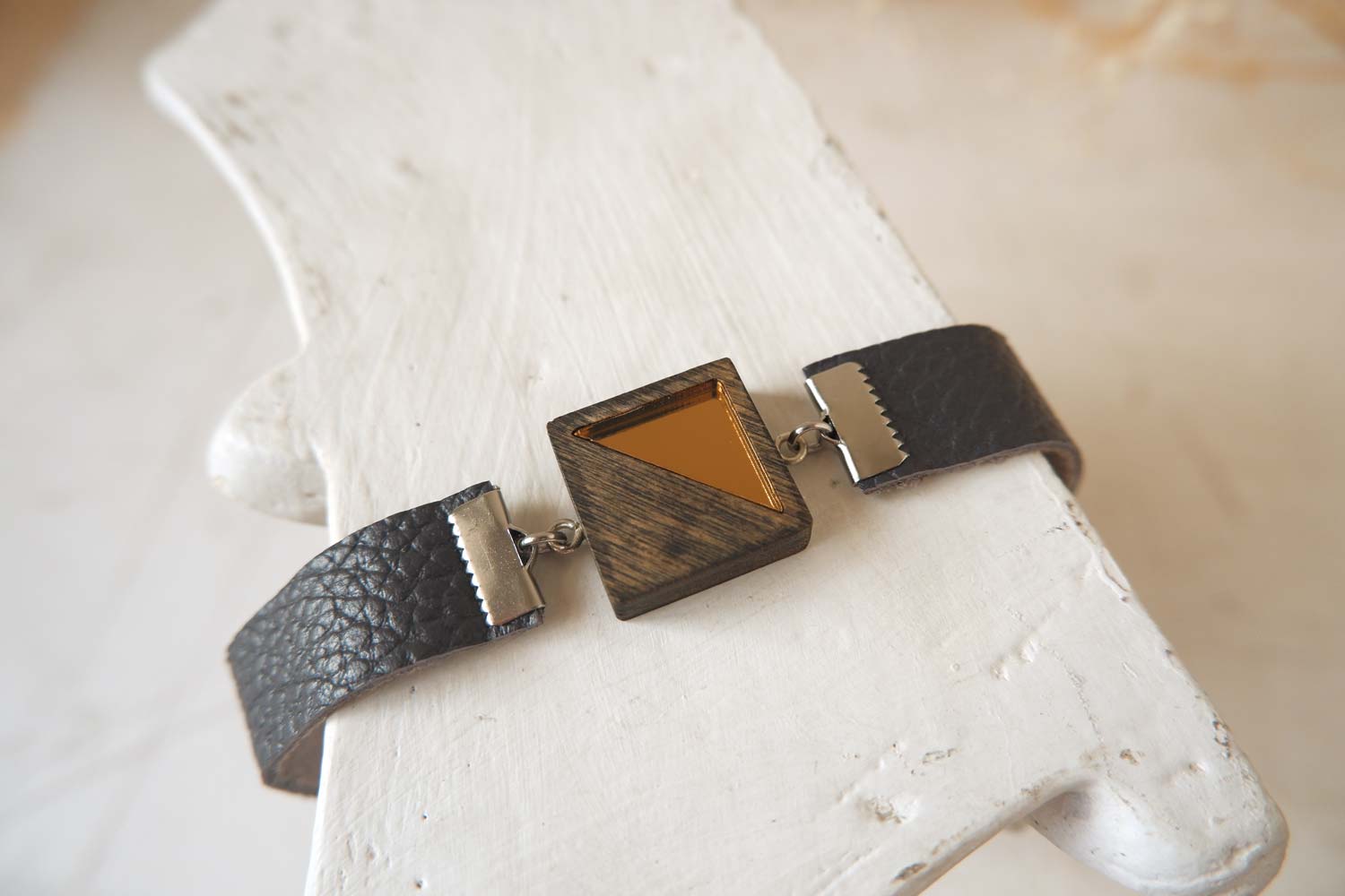 Квадрат с золотым - кожаный чекер