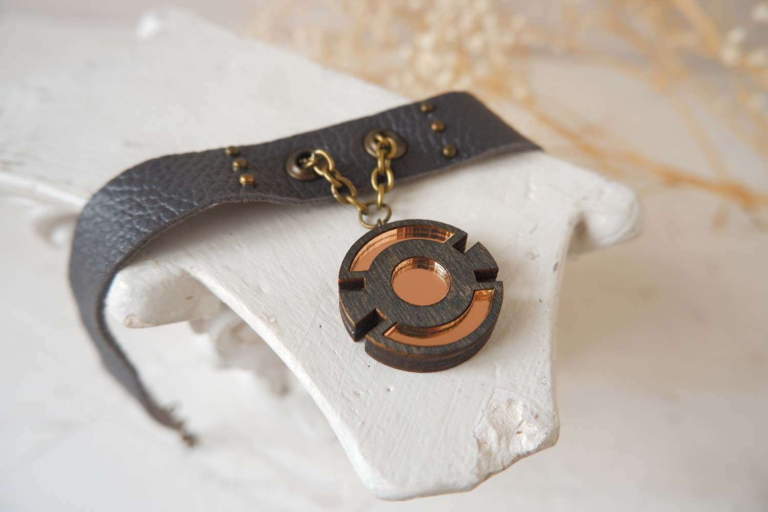 Круг на цепочках - кожаный чекер