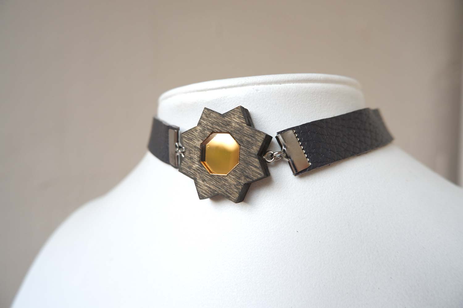 Цветок с золотым ядрышком  - кожаный чекер