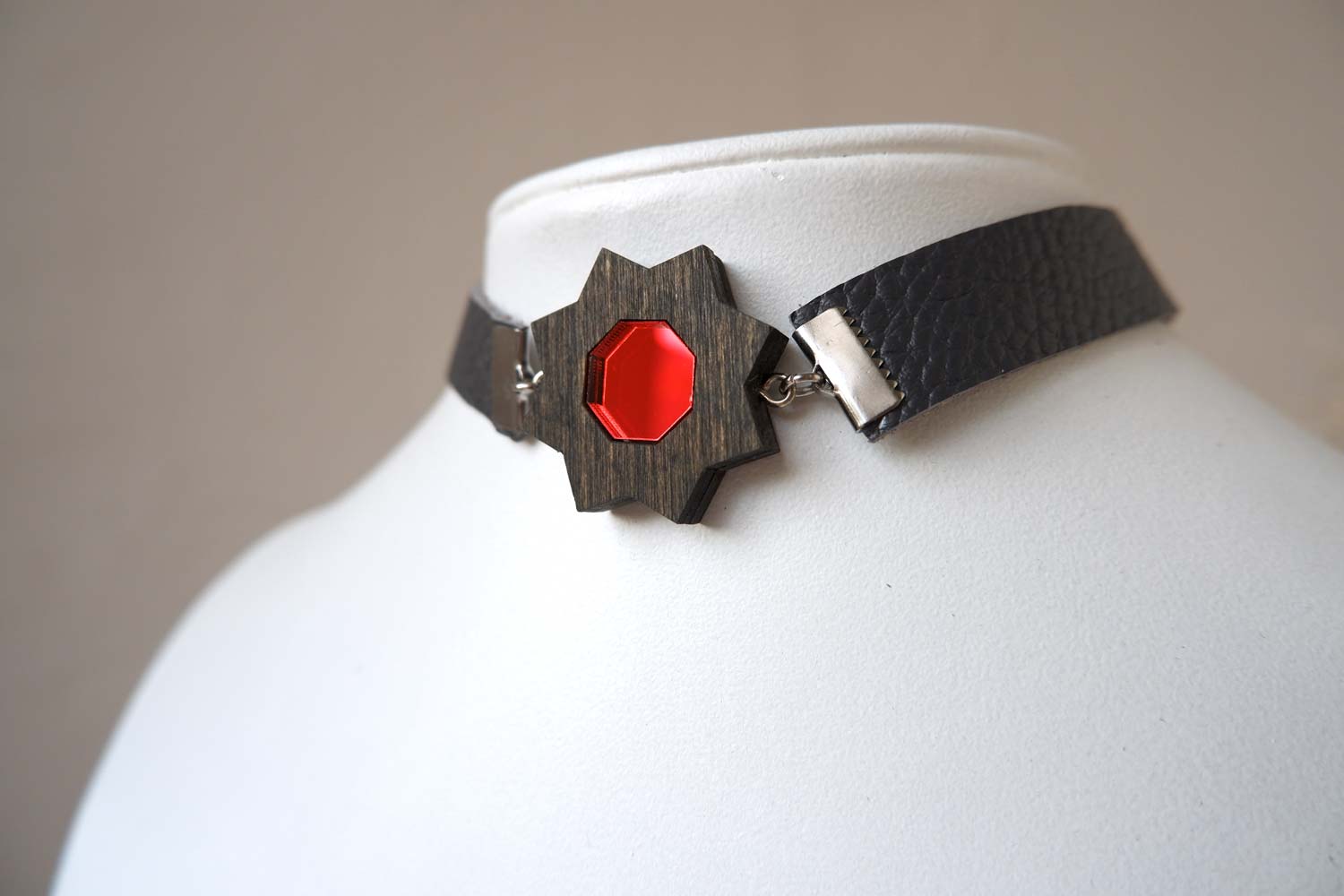 Цветок с красным ядрышком  - кожаный чекер