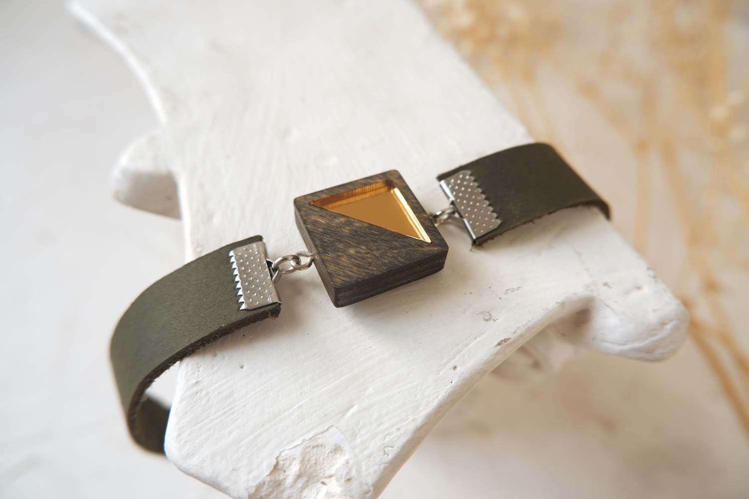 Квадрат с золотым - кожаный чекер на зеленом ремешке