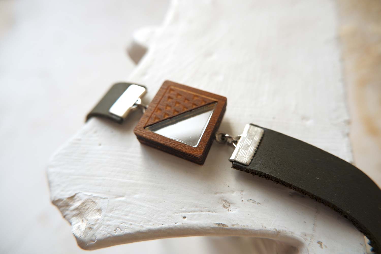 Квадрат с треугольниками  - кожаный чекер на зеленом ремешке